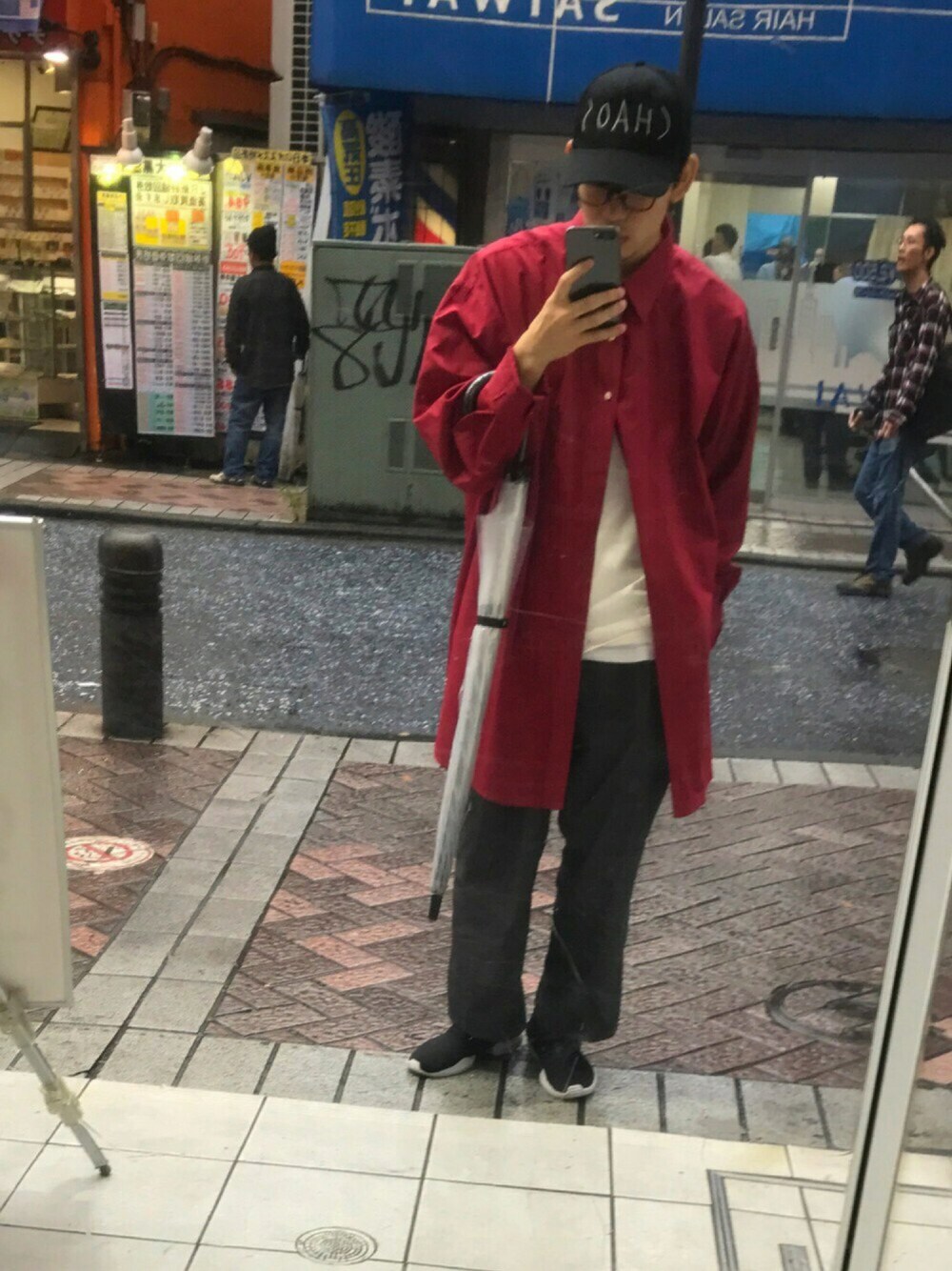 「モード、ビッグシルエット、赤、AZS、Paul Smith、HARE、学生、karisome、キャップ、ワインレッド」｜「HAREのアイテム（スラックス、グレー系）」を使った、ししさん（メンズ・170cm）の秋コーディネートの1枚目の写真