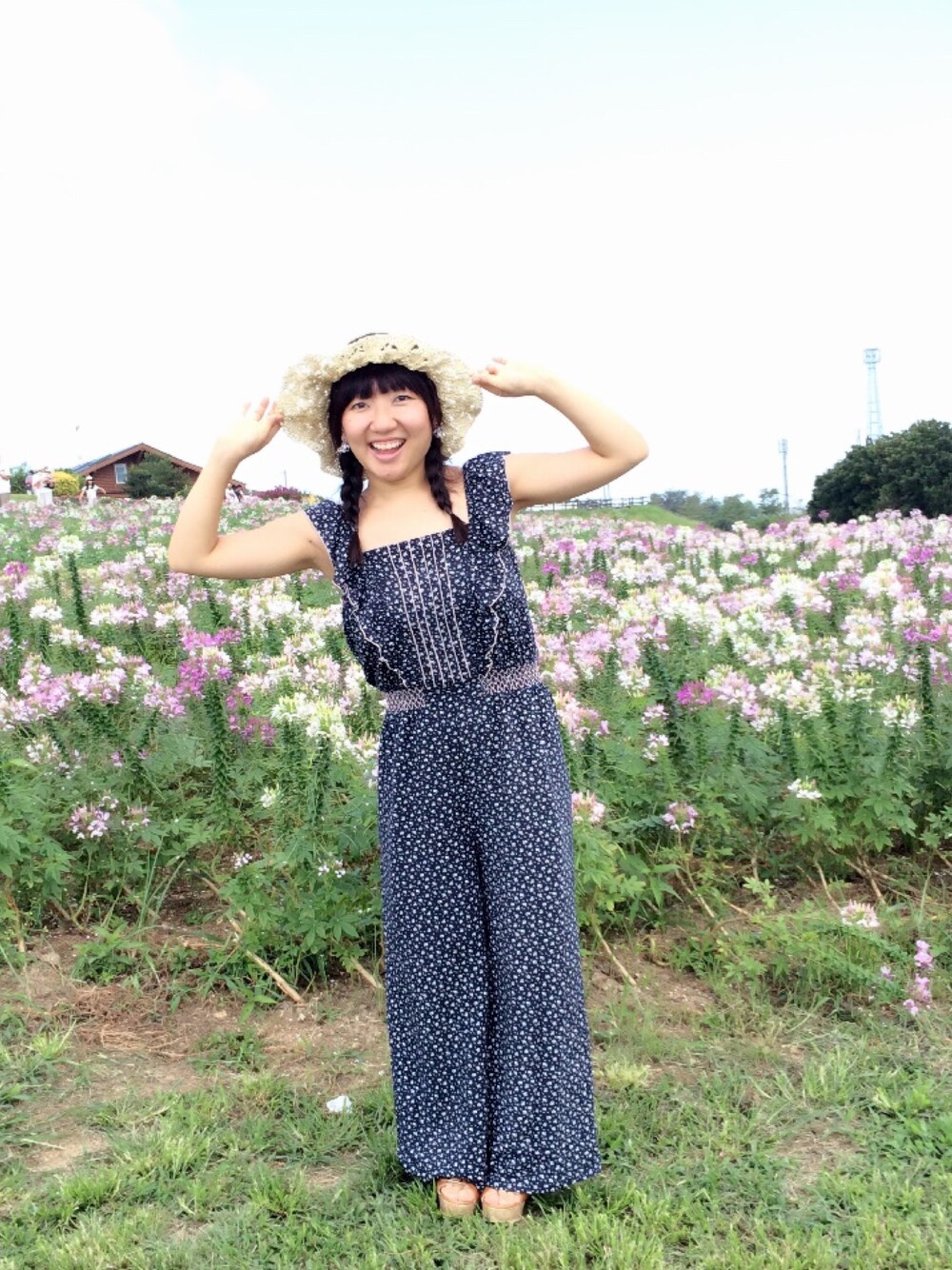 「小花柄、オールインワン、ロンパース、ネイビー、ストローハット、麦わら帽子、flower、デート」｜「flowerのアイテム（つなぎ/オールインワン、その他）」を使った、KOKAR!さん（レディース・150cm）の夏コーディネートの1枚目の写真