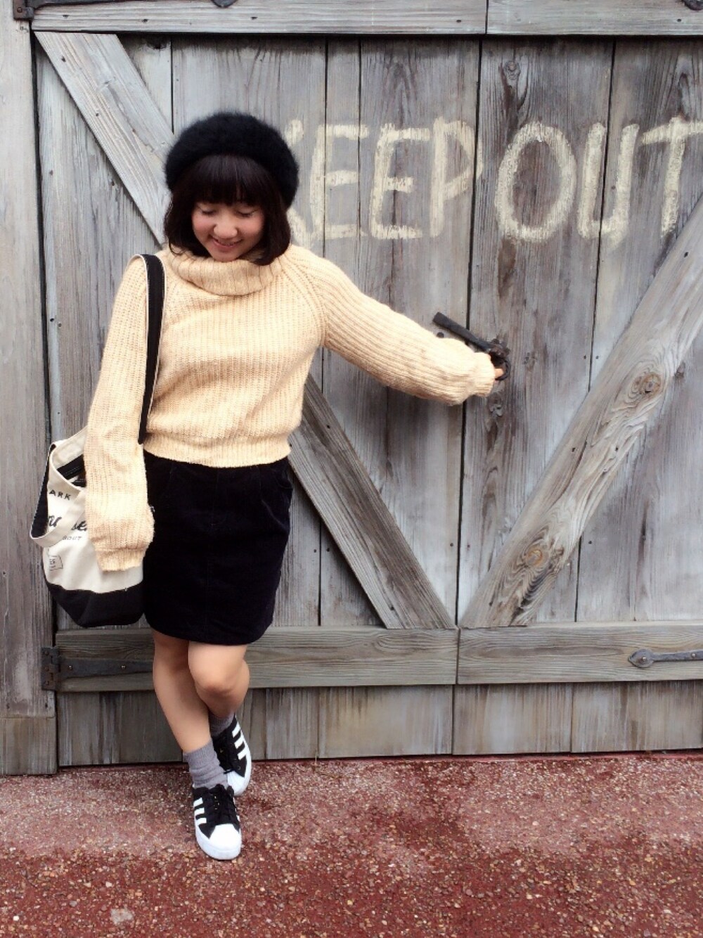 「USJ、デート、Kastane、ニット、ベレー帽、秋服、休日スタイル、adidas、黒スニーカー、タートルネック」｜「Kastaneの【Kastane】エアスオフタートル（ニット/セーター、イエロー系）」を使った、KOKAR!さん（レディース・150cm）の秋コーディネートの1枚目の写真