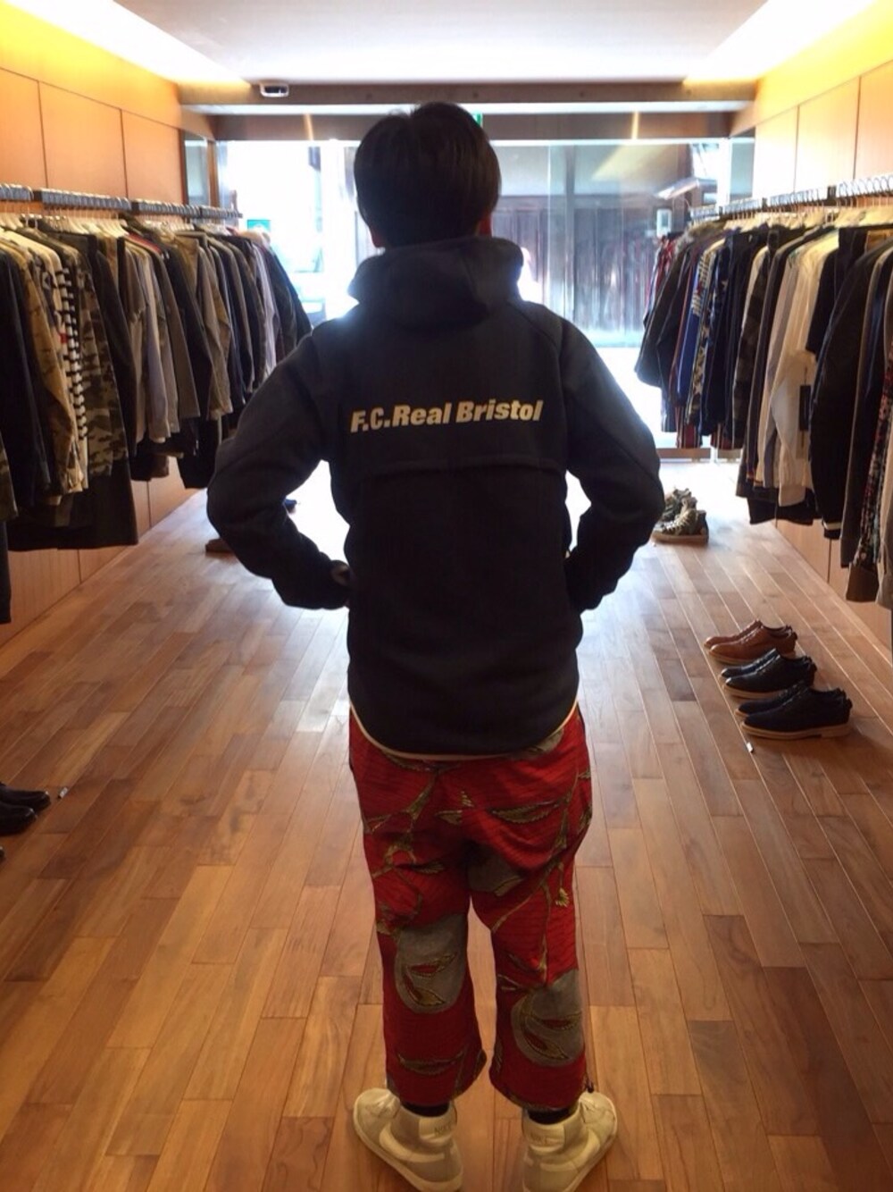 「FCRB、NIKE、GRAMICCI」｜「F.C.R.B.のアイテム（パーカー、ブルー系）」を使った、P-Y-U-N-T-Aさん（メンズ・165cm）の春コーディネートの1枚目の写真