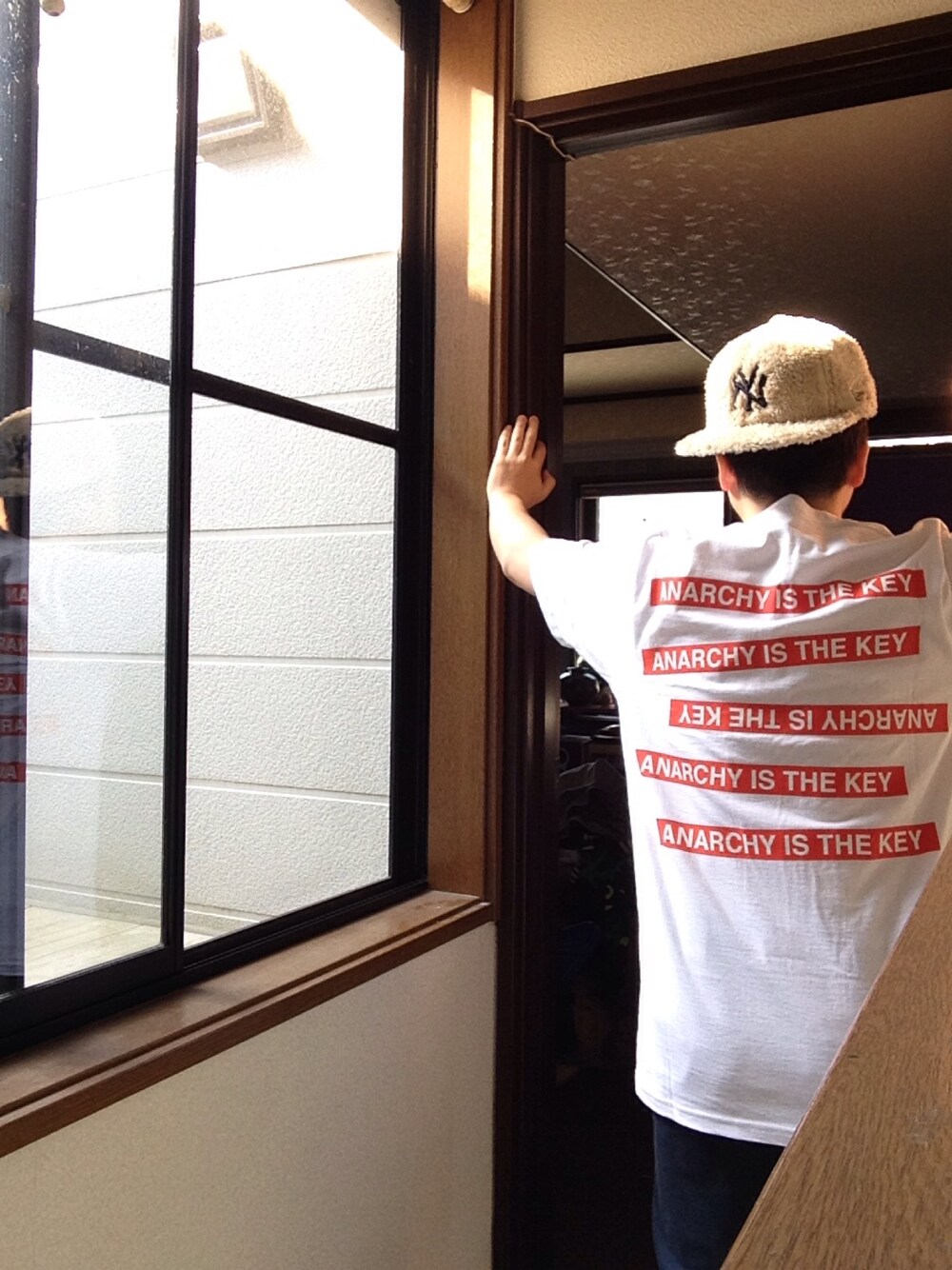 「supreme」｜「Supreme のアイテム（Tシャツ/カットソー、ホワイト系）」を使った、P-Y-U-N-T-Aさん（メンズ・165cm）の春コーディネートの1枚目の写真