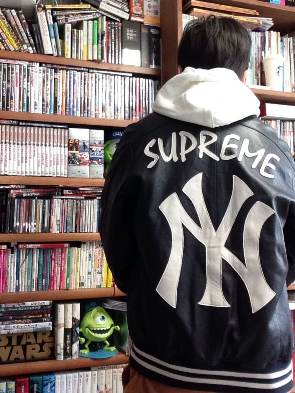「supreme」｜「Supreme のアイテム（パーカー、ホワイト系）」を使った、P-Y-U-N-T-Aさん（メンズ・165cm）の秋コーディネートの1枚目の写真