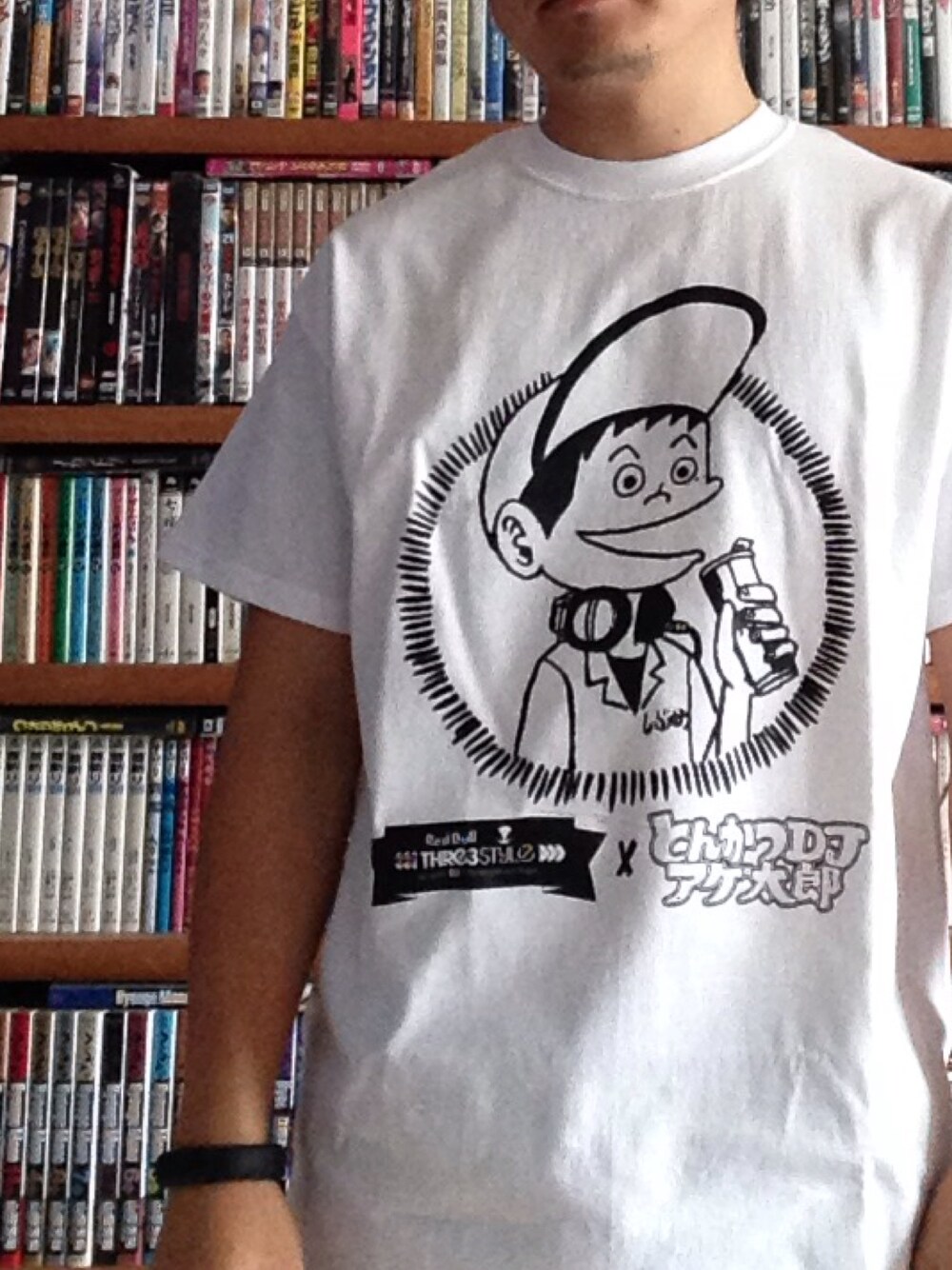 「とんかつDJアゲ太郎のアイテム（Tシャツ/カットソー、ホワイト系）」を使った、P-Y-U-N-T-Aさん（メンズ・165cm）の秋コーディネートの1枚目の写真