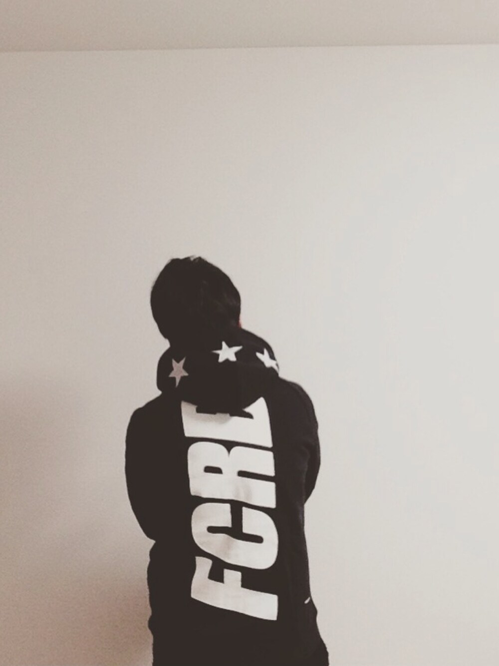 「FCRB」｜「F.C.R.B.のアイテム（パーカー、ブラック系）」を使った、P-Y-U-N-T-Aさん（メンズ・165cm）の冬コーディネートの1枚目の写真