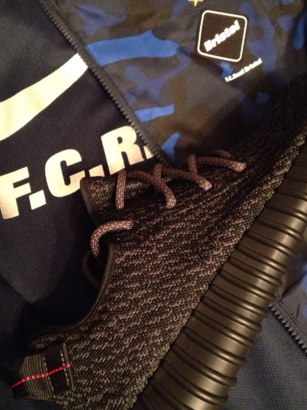 「FCRB、YeezyBoost350」｜「F.C.R.B.のアイテム（ブルゾン、ブルー系）」を使った、P-Y-U-N-T-Aさん（メンズ・165cm）の春コーディネートの1枚目の写真