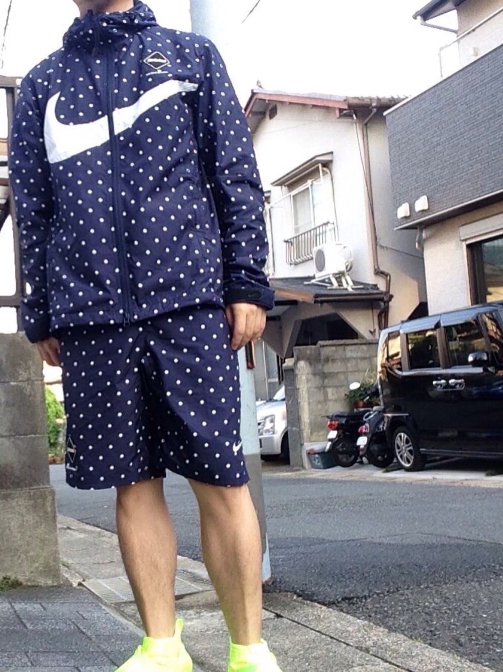 「FCRB、fragmentdesign、NIKE、夏、ゆるコーデ、ラクチンコーデ、カジュアル、オトナカジュアル、ショートパンツ」｜「F.C.R.B.のアイテム（ナイロンジャケット、ブルー系）」を使った、P-Y-U-N-T-Aさん（メンズ・165cm）の春コーディネートの1枚目の写真