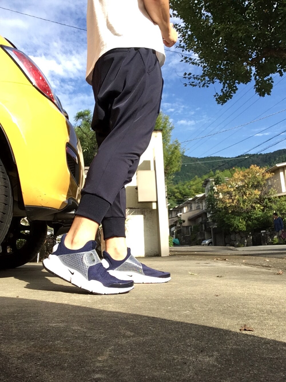 「秋コーデ、ゆるめ、カジュアル、ネイビー、Tシャツ、FCRB、SOPHNET.、sockdart、NIKE」｜「fragment designのアイテム（スニーカー、ブルー系）」を使った、P-Y-U-N-T-Aさん（メンズ・165cm）の秋コーディネートの1枚目の写真