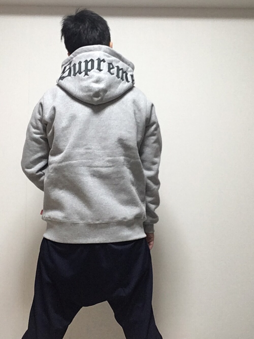 「休日スタイル、オトナカジュアル、ストリート、秋のコーデ、supreme、FCRB」｜「Supreme のアイテム（パーカー、グレー系）」を使った、P-Y-U-N-T-Aさん（メンズ・165cm）の秋コーディネートの1枚目の写真