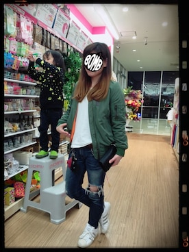 「SLY（スライ）のアイテム（ミリタリージャケット、グリーン系）」を使った、Akane Wachiさん（レディース・160cm）の春コーディネート