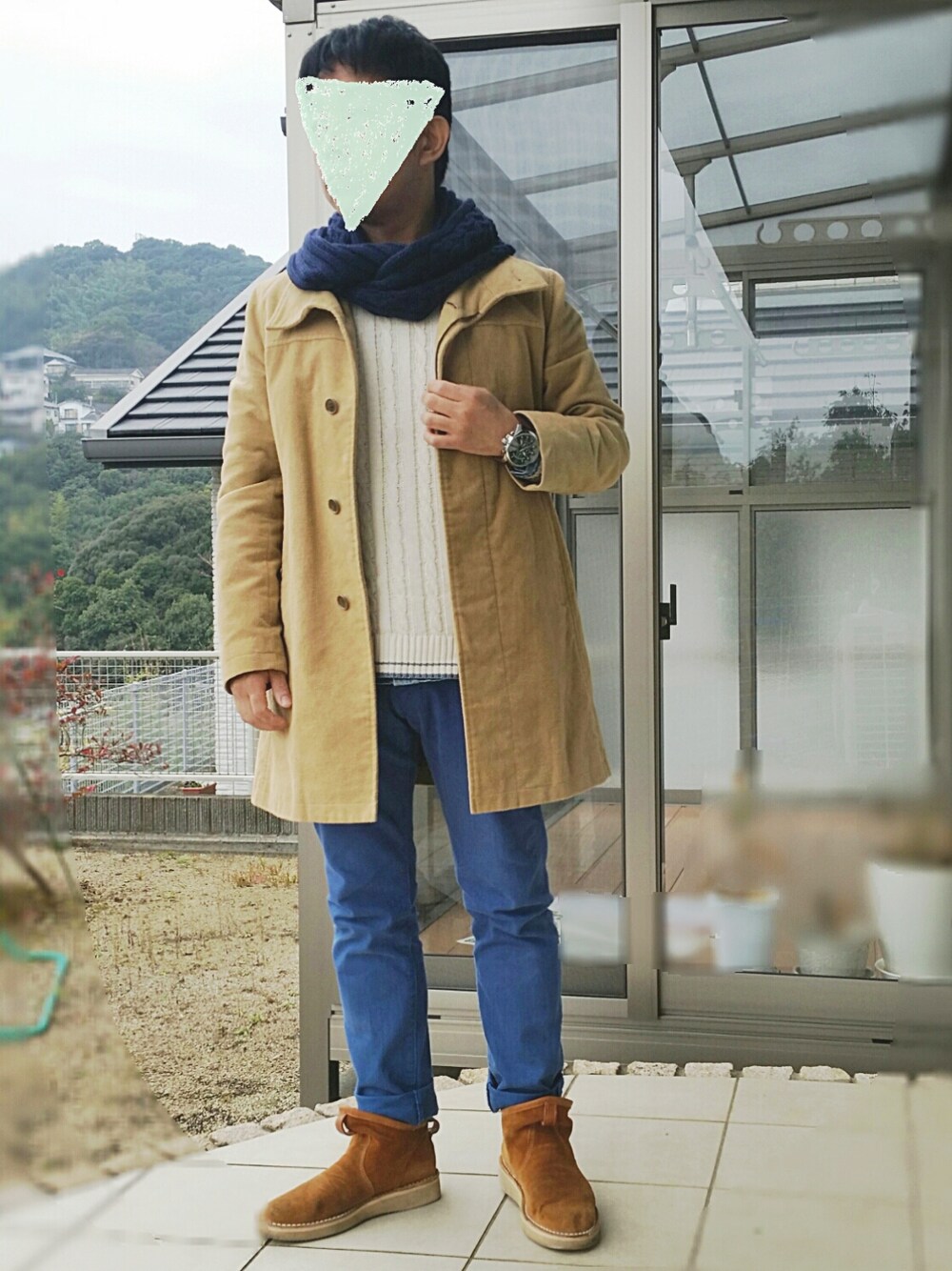 ブラウン系のブーツ、ホワイト系のニット/セーター、ベージュ系のジャケット/アウターを着用したメンズの冬コーディネートの1枚目の写真