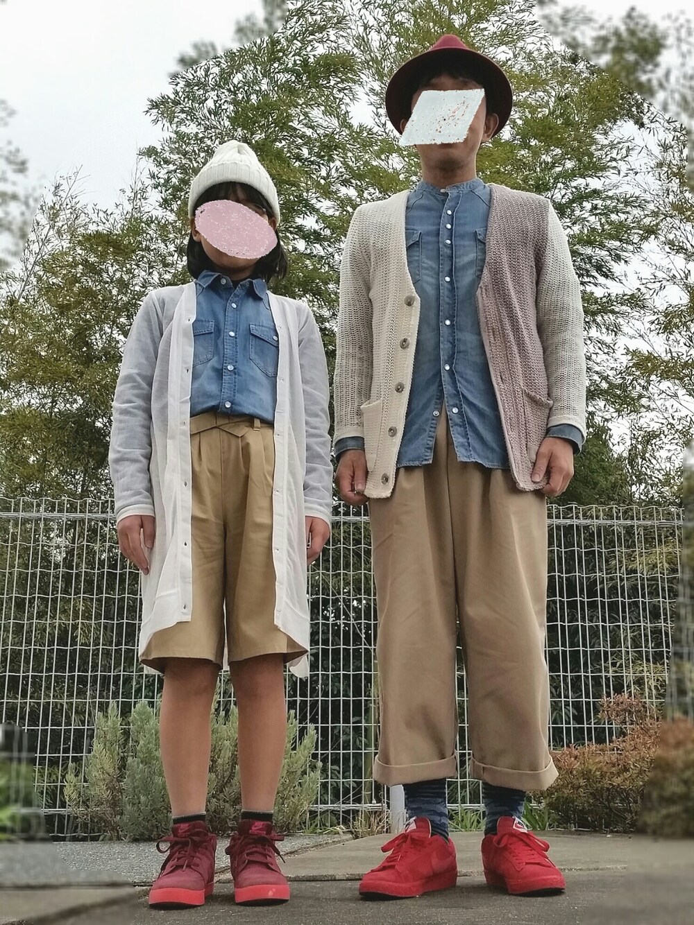 ホワイト系のカーディガン/ボレロ、ブルー系のシャツ/ブラウス、ベージュ系のチノパンツを着用したメンズの冬コーディネートの1枚目の写真