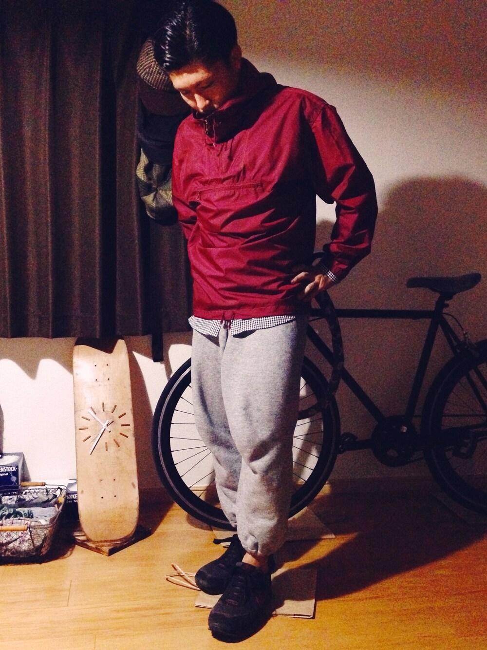 ブラック系のスニーカーを着用したメンズの秋コーディネートの1枚目の写真