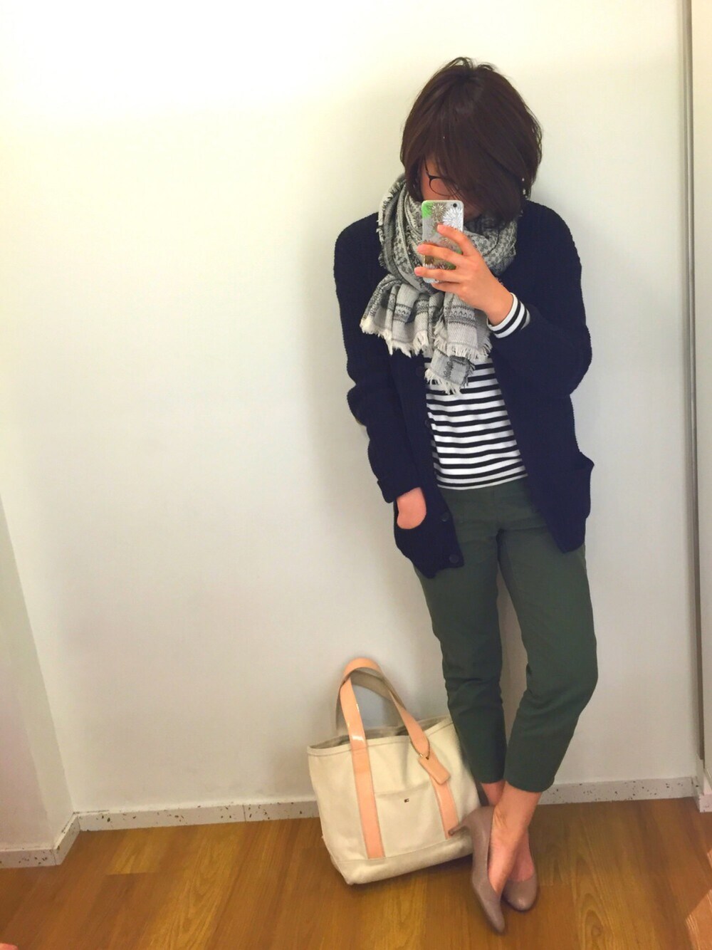 「GUのアイテム（パンツ、グリーン系）」を使った、asamiさん（レディース・163cm）の春コーディネートの1枚目の写真