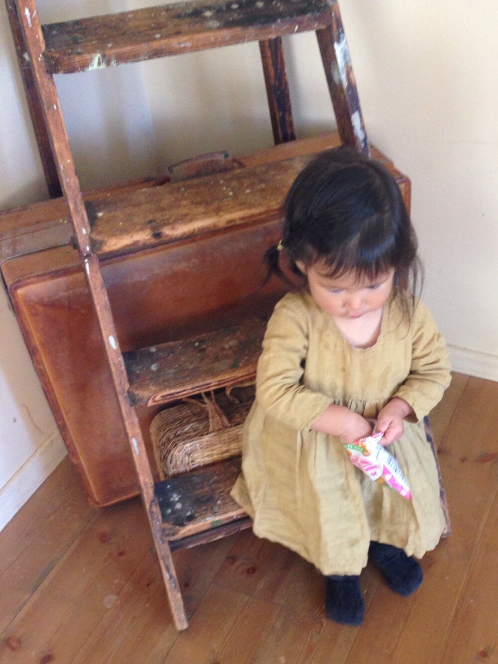 「Handmadeのアイテム（ワンピース、イエロー系）」を使った、Mai さん（キッズ・80cm）の秋コーディネートの1枚目の写真