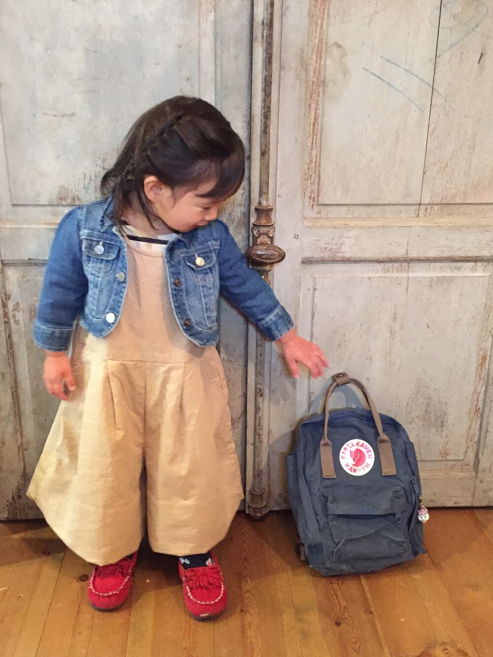 「OLD NAVYのアイテム（デニムジャケット、ブルー系）」を使った、Mai さん（キッズ・90cm）の冬コーディネートの1枚目の写真
