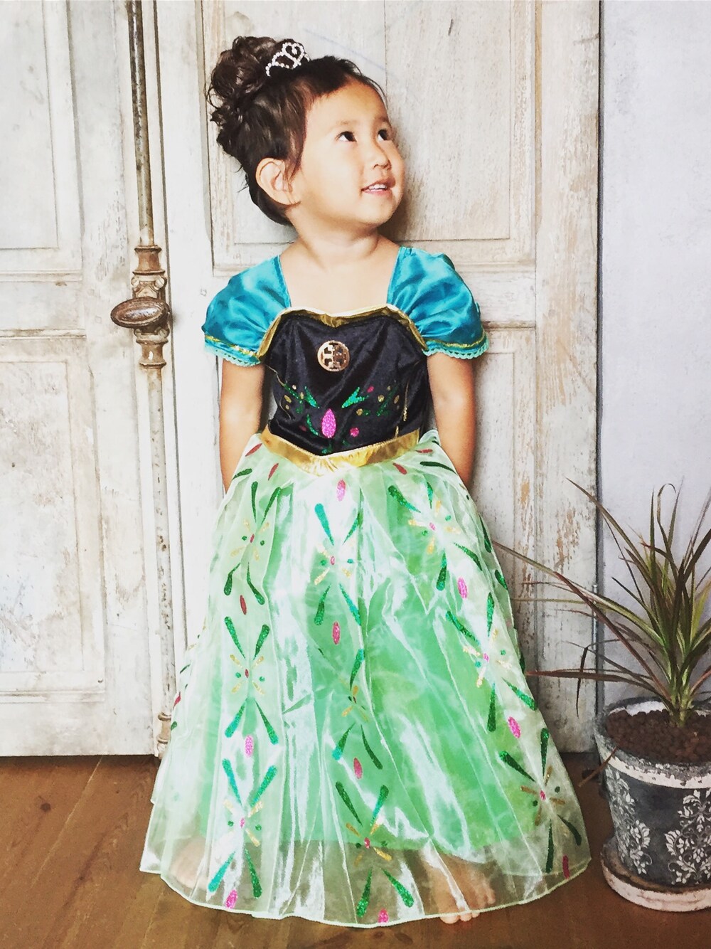 「no brandのアイテム（ドレス、グリーン系）」を使った、Mai さん（キッズ・90cm）の秋コーディネートの1枚目の写真