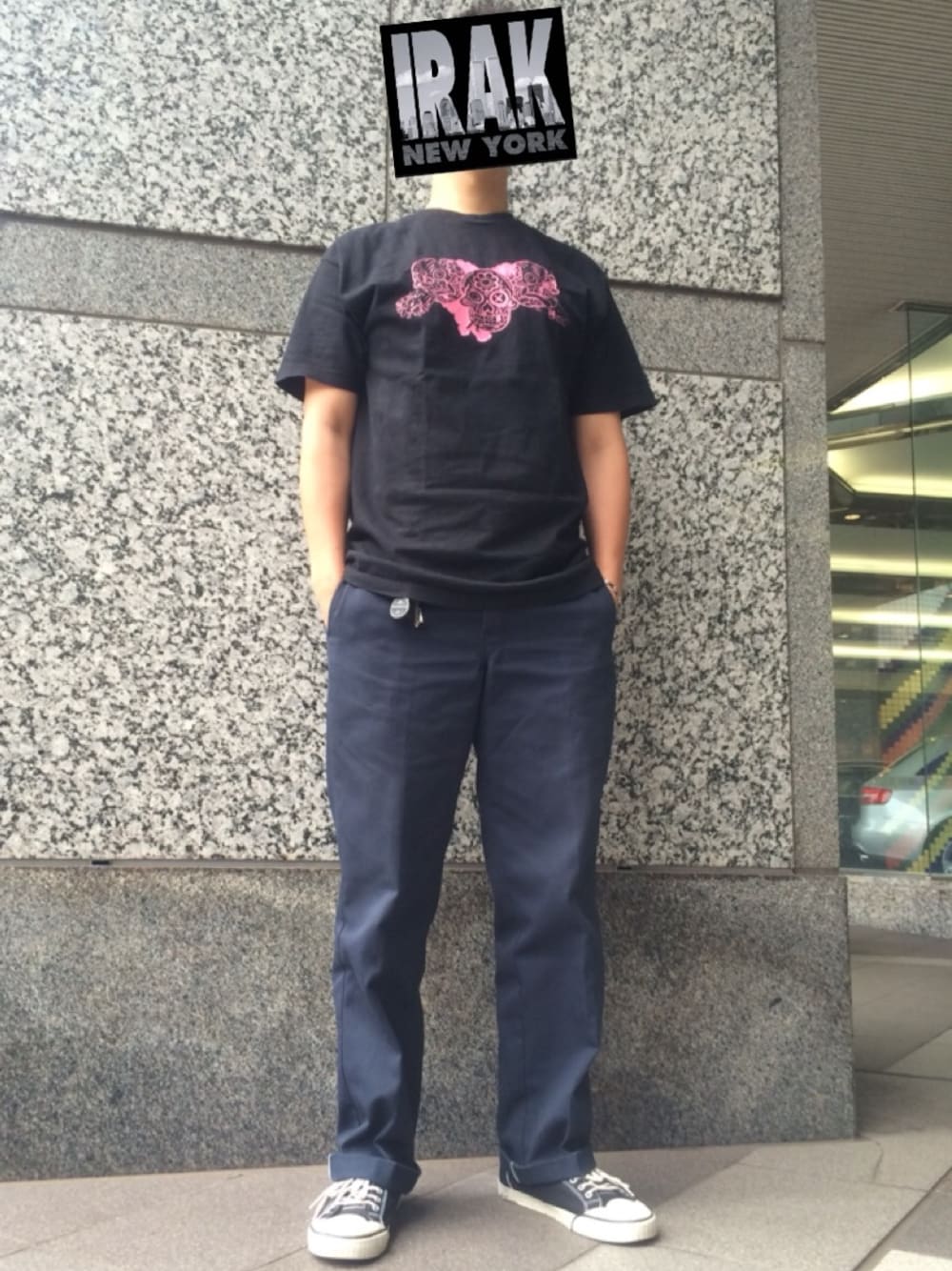 ブラック系のTシャツ/カットソー、ブルー系のその他パンツ、ブラック系のスニーカーを着用したメンズの夏コーディネートの1枚目の写真