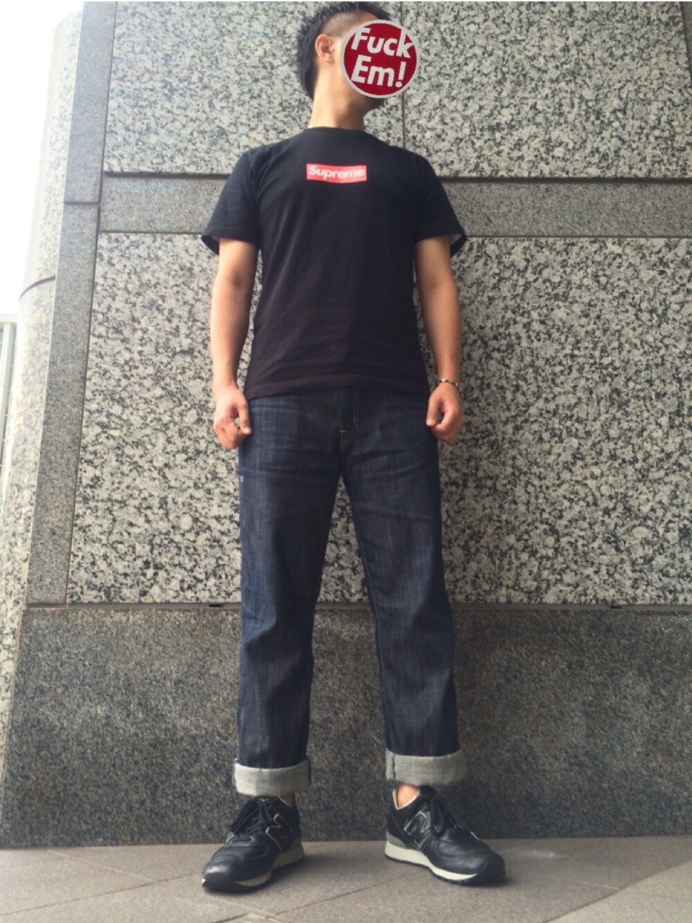 ブラック系のTシャツ/カットソー、ブルー系のデニムパンツ、ブラック系のベルトを着用したメンズの夏コーディネートの1枚目の写真