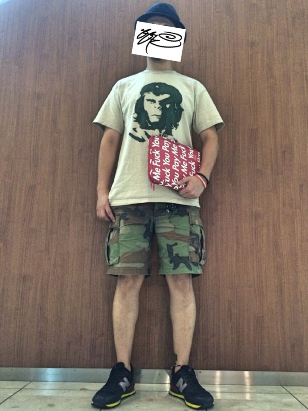ブラック系のスニーカー、ベージュ系のTシャツ/カットソー、グリーン系のその他パンツを着用したメンズの夏コーディネートの1枚目の写真