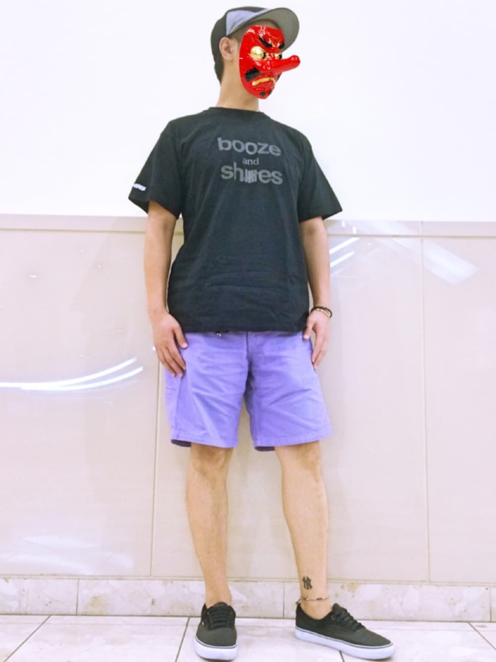 ブラック系のTシャツ/カットソー、ブラック系のスニーカー、ブラック系のスニーカーを着用したメンズの夏コーディネートの1枚目の写真