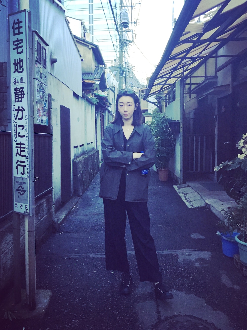 「UNIQLOのアイテム（ミリタリージャケット、グリーン系）」を使った、inesさん（レディース・173cm）の春コーディネートの1枚目の写真