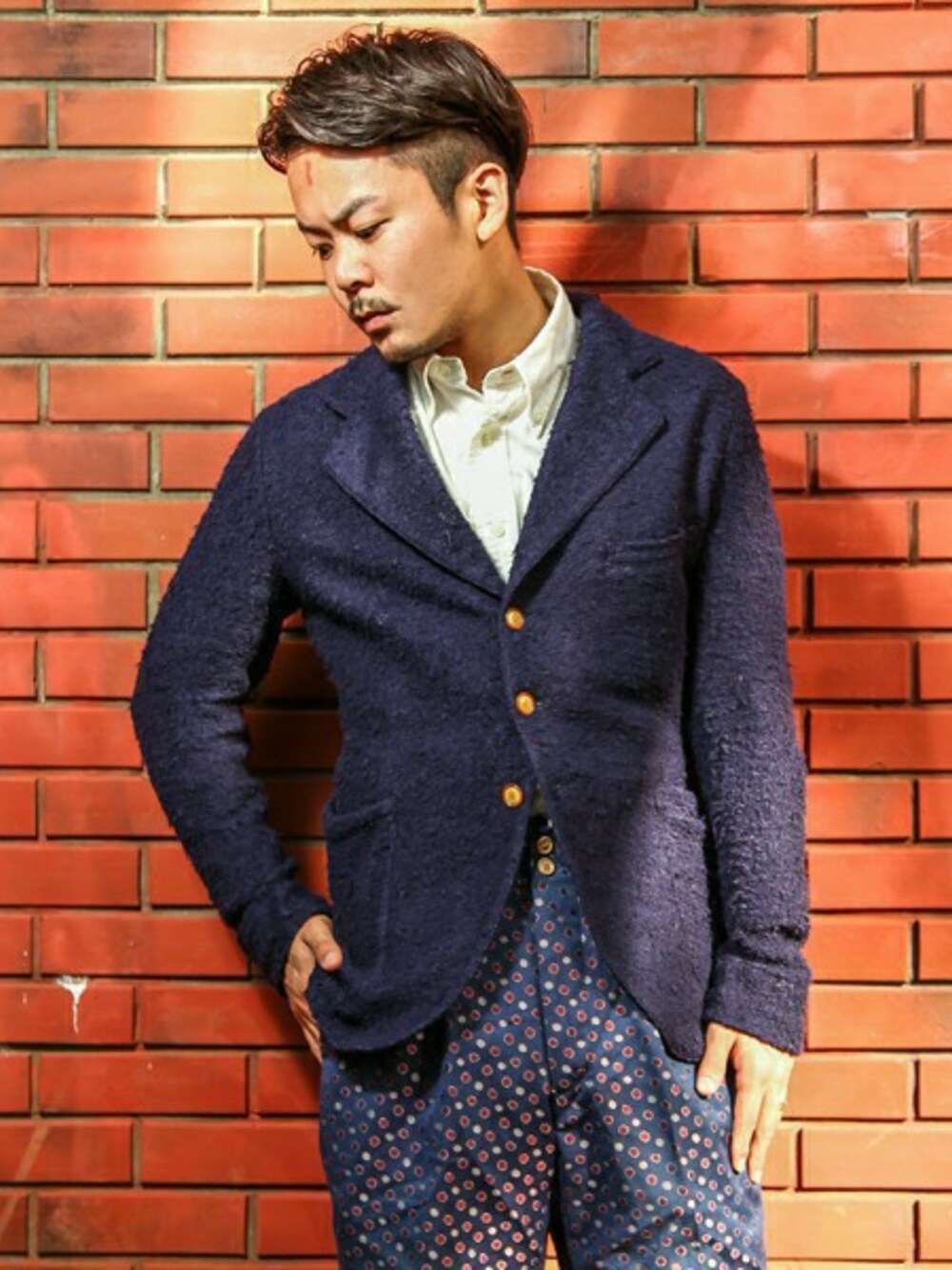 ブルー系のテーラードジャケット、ブルー系のその他パンツを着用したメンズの春コーディネートの1枚目の写真