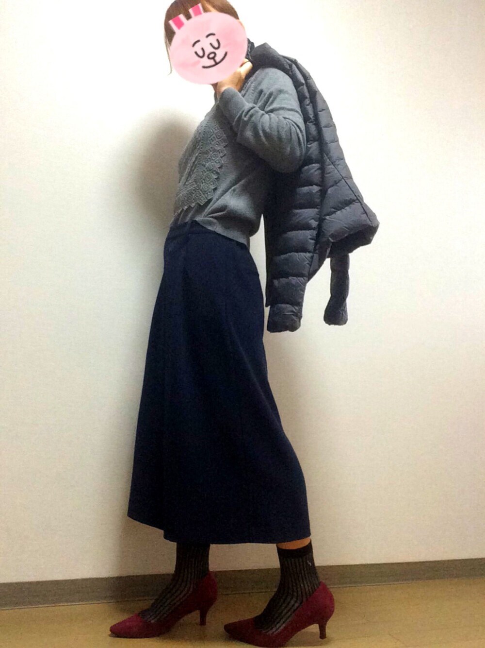 「休日スタイル、ダウンジャケット、UNIQLO、ガウチョパンツ、パンプス、シュシュ、プチプラ、11月WEAR秋冬ニットコーデ祭り」｜「UNIQLOのアイテム（ダウンジャケット/コート、グレー系）」を使った、co.siさん（レディース・153cm）の秋コーディネートの1枚目の写真