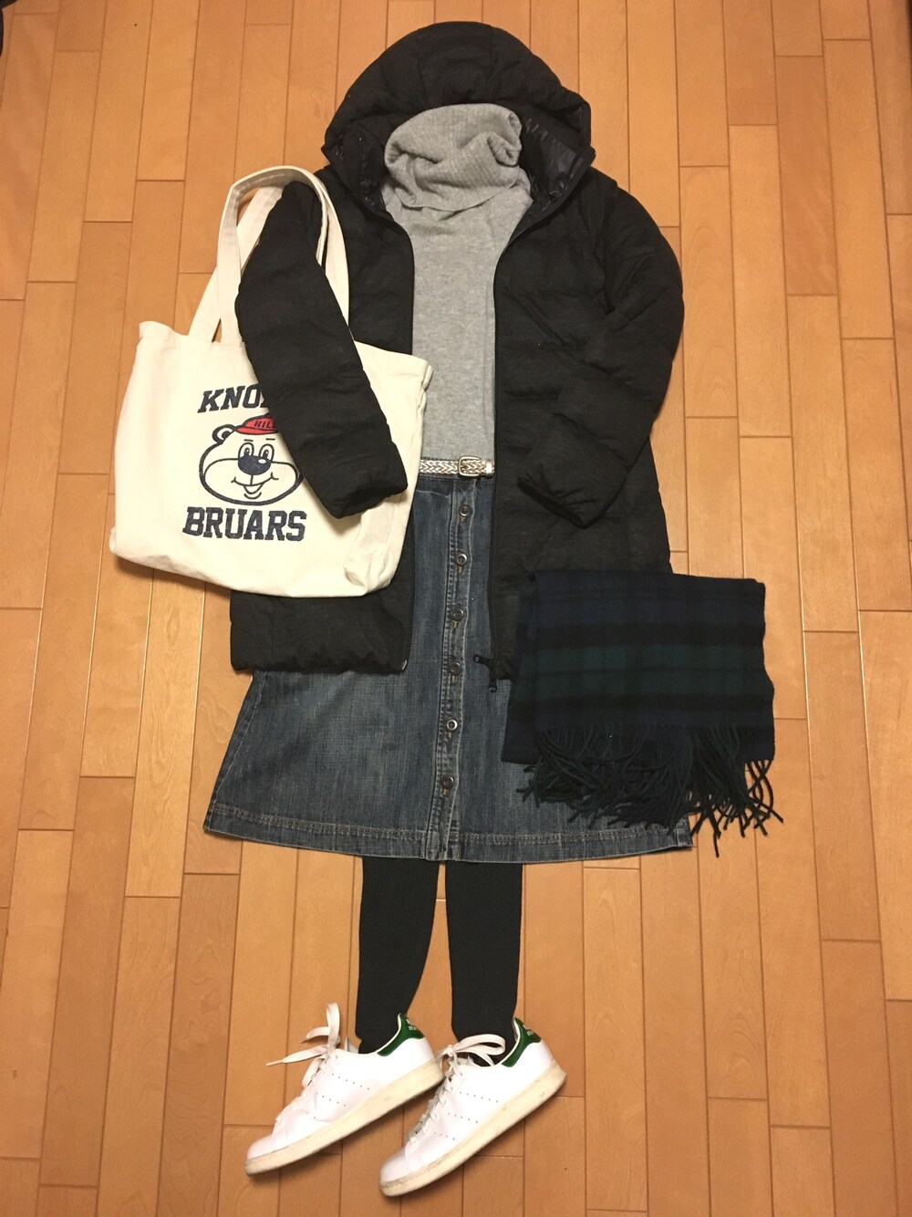 「冬コーデ、モノトーン、ダウンコート、タートルネック、グレーのニット、デニムスカート、タイツ×スニーカー」｜「UNIQLOのアイテム（ダウンジャケット/コート、グレー系）」を使った、marota さん（レディース・156cm）の冬コーディネートの1枚目の写真