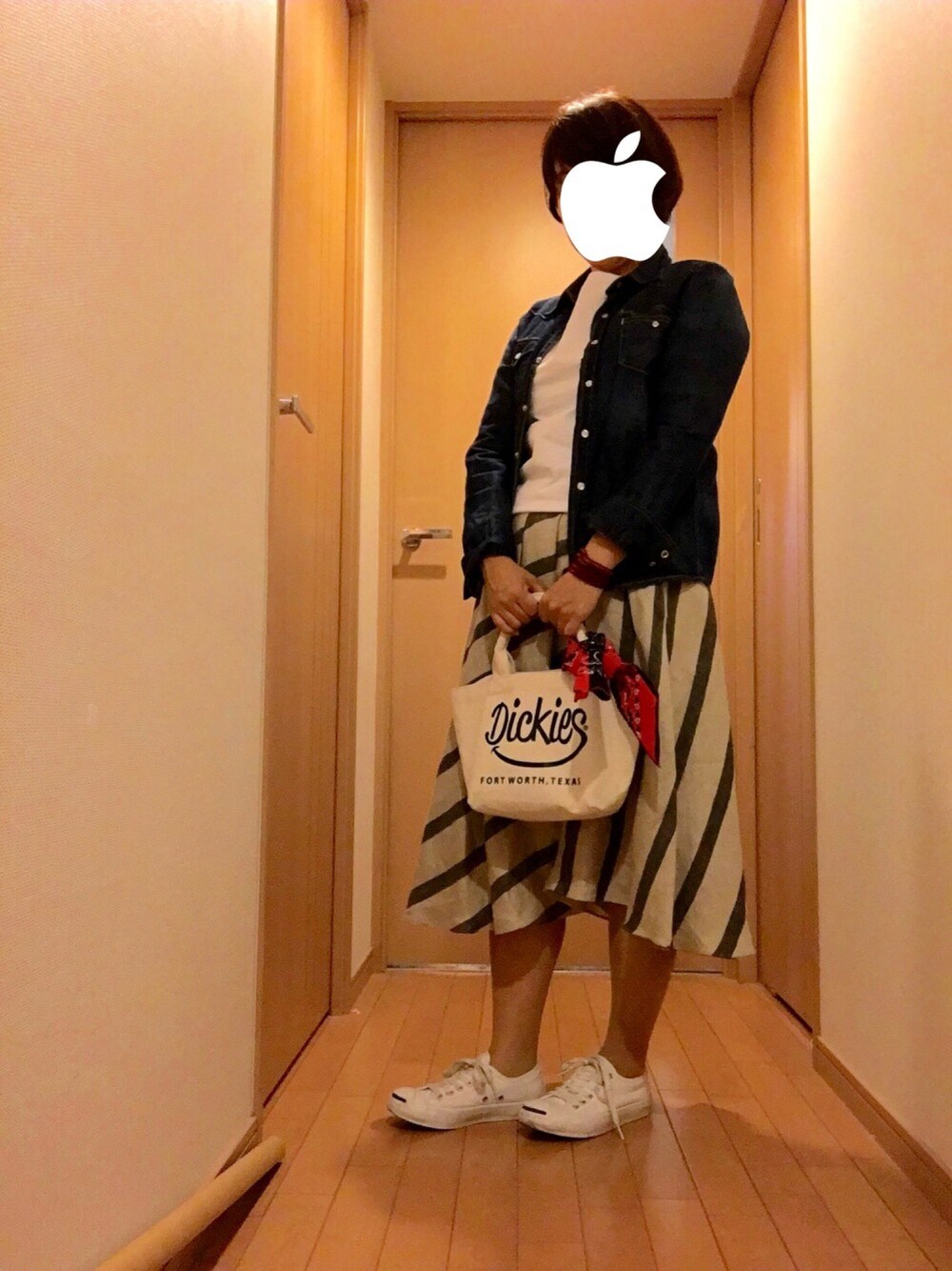 「オトナカジュアル、デニムシャツ、ホワイトスニーカー、ミニトート、バンダナ」｜「URBAN RESEARCH ROSSO WOMENのROSSO×LEE ウエスタンシャツ（シャツ/ブラウス、ブルー系）」を使った、marota さん（レディース・156cm）の春コーディネートの1枚目の写真