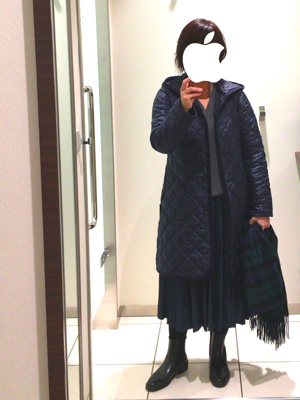 「UNIQLO、オトナ女子、グレーのニット、雨の日コーデ、レインブーツ、チェックストール」｜「UNIQLOのアイテム（ニット/セーター、グレー系）」を使った、marota さん（レディース・156cm）の秋コーディネートの1枚目の写真