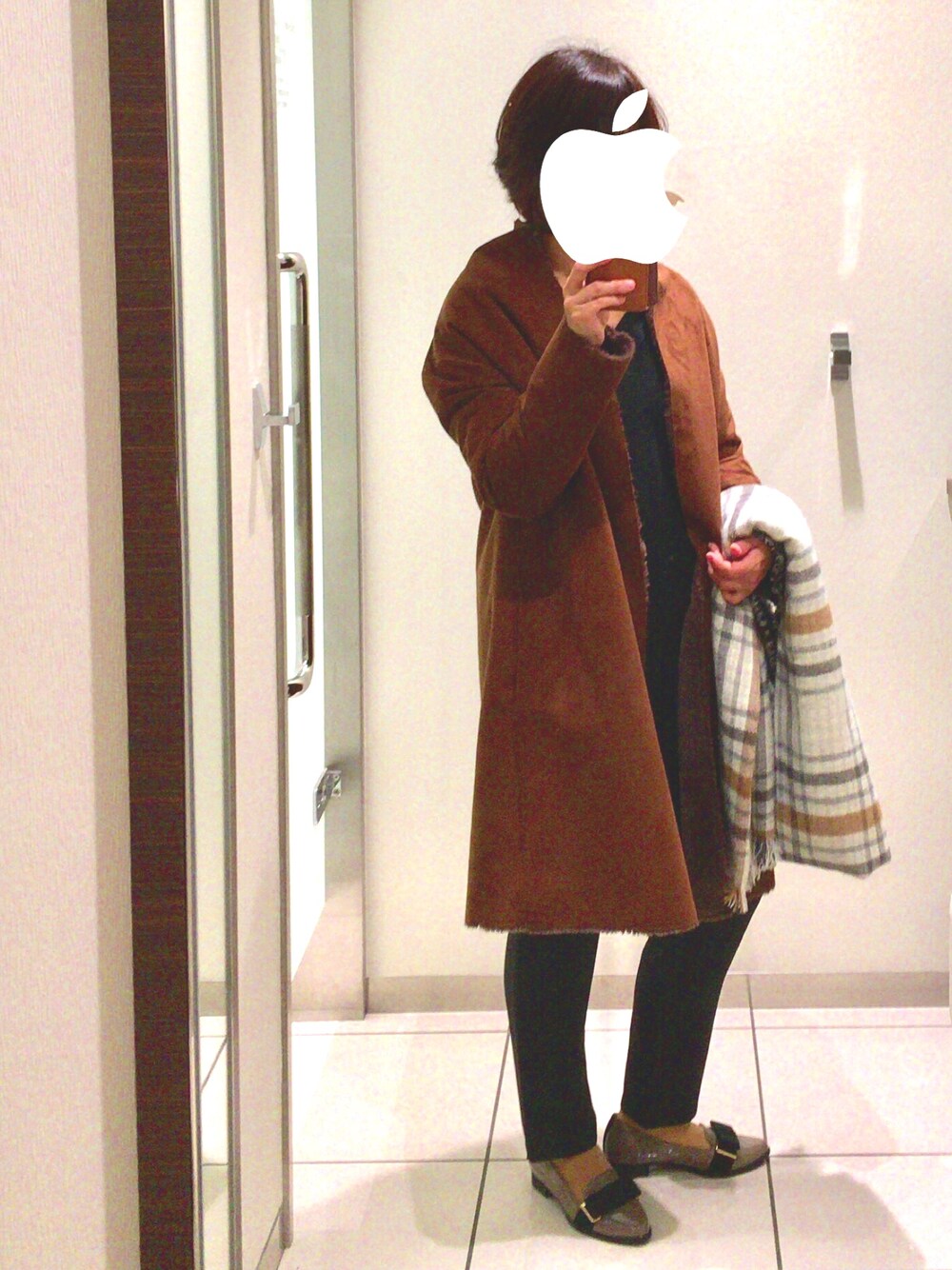 「冬、フェイクムートン、セットアップ、ファーピアス、チェックストール、キレイめ」｜「URBAN RESEARCH ROSSO WOMENのROSSO フェイクムートンガウンコーディガン（ムートンコート、ブラウン系）」を使った、marota さん（レディース・156cm）の秋コーディネートの1枚目の写真