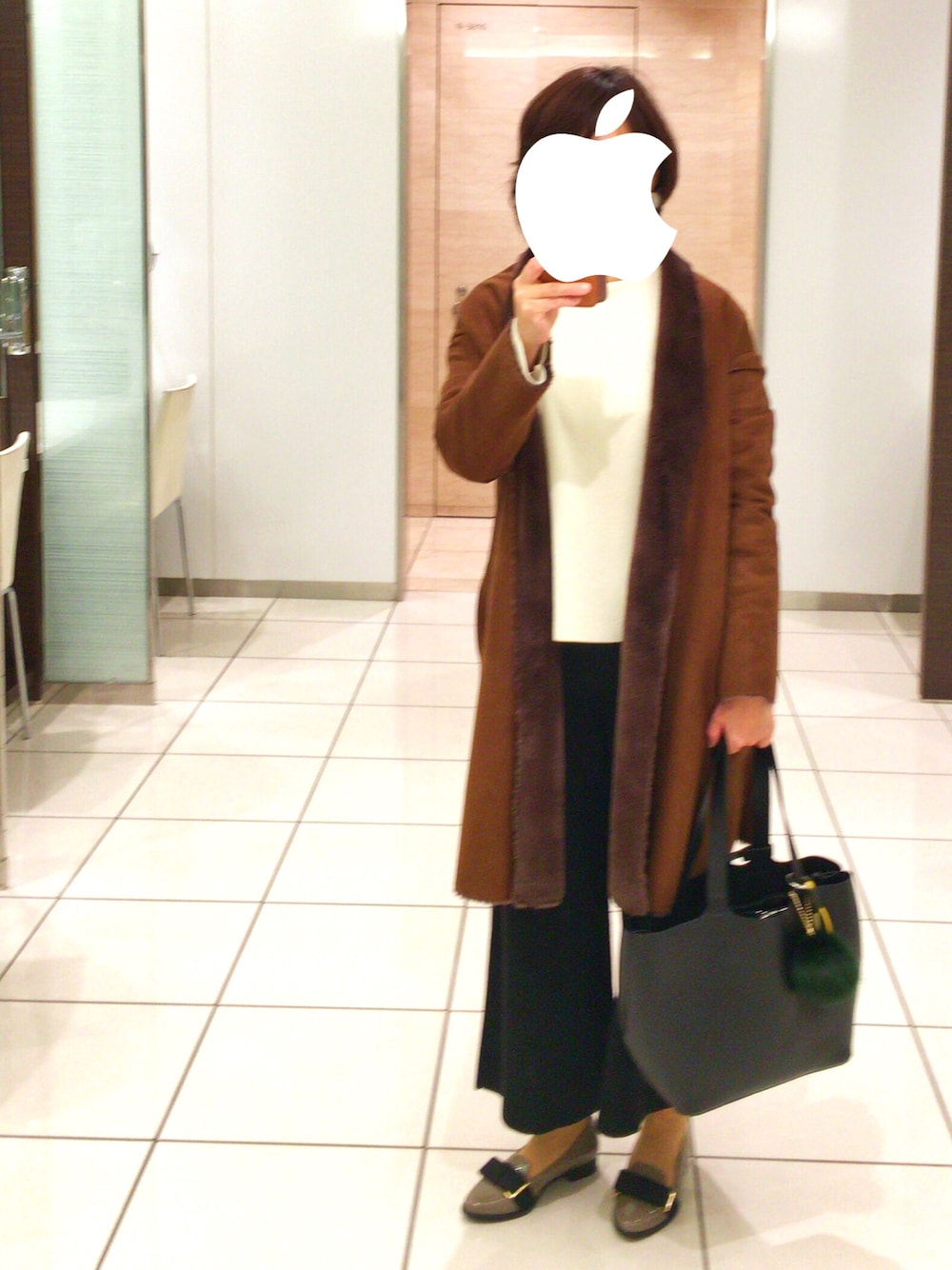 「冬コーデ、セットアップ、ファー小物、ZARA、オペラシューズ、ムートン、ガウンカーディガン」｜「URBAN RESEARCH ROSSO WOMENのROSSO フェイクムートンガウンコーディガン（ムートンコート、ブラウン系）」を使った、marota さん（レディース・156cm）の冬コーディネートの1枚目の写真