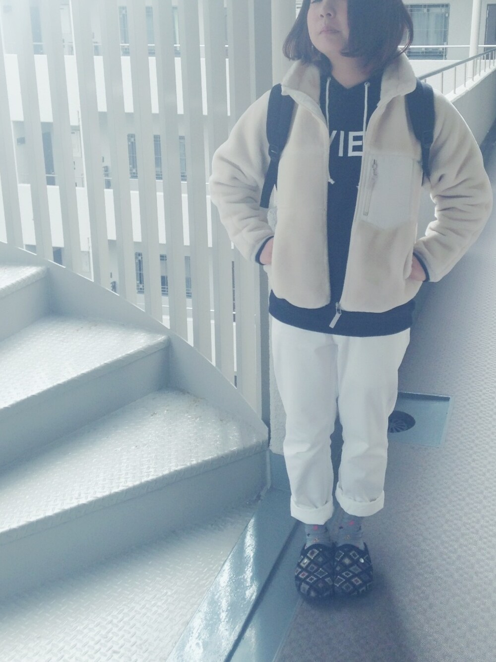 「フリース、白パンツ、birkenstock、journal standard」｜「BIRKENSTOCKのアイテム（その他シューズ、ブラック系）」を使った、ui▷◁さん（レディース・155cm）の冬コーディネートの1枚目の写真