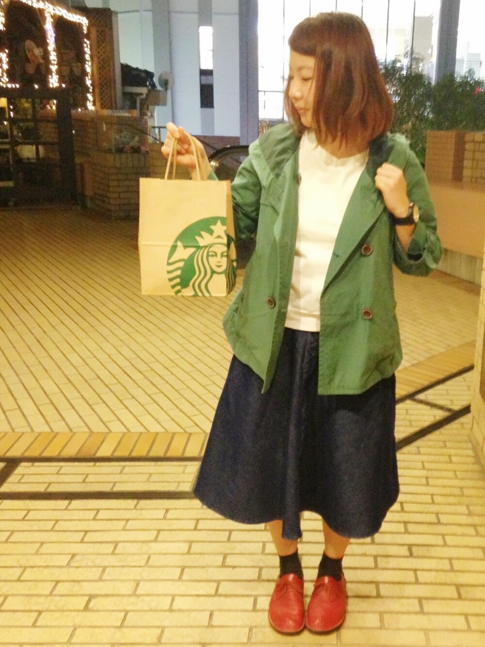 「ぺプラムトップス、デニムスカート、春色、haco.、ペタンコ靴、ビタミンカラー」｜「Dot＆Stripes CHILD WOMANのポリエステルジャージ　エンボス加工５分プルオーバー（Tシャツ/カットソー、ホワイト系）」を使った、ui▷◁さん（レディース・155cm）の春コーディネートの1枚目の写真