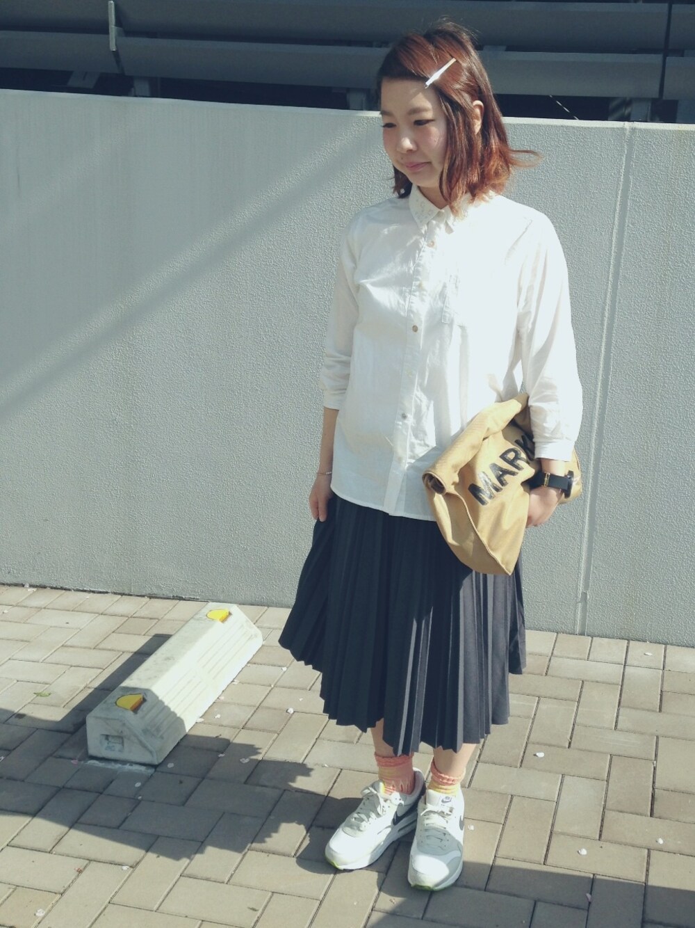 「パステルカラー、春色、白シャツ、プリーツスカート、NIKE」｜「Dot＆Stripes CHILD WOMANのアイテム（スカート、グレー系）」を使った、ui▷◁さん（レディース・155cm）の春コーディネートの1枚目の写真
