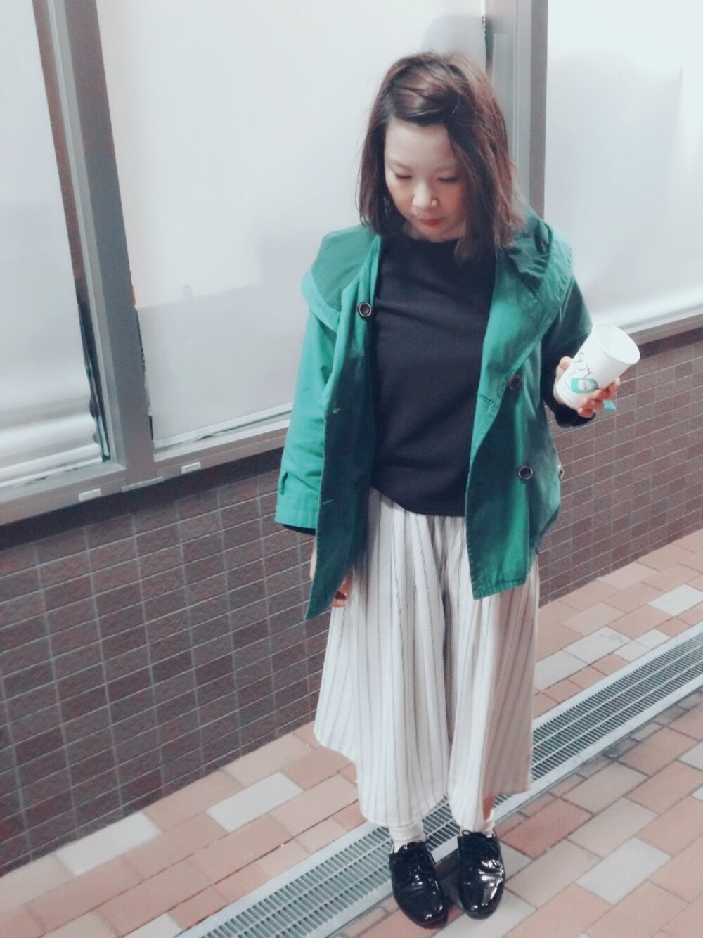 「ショート丈トップス、白パンツ、ガウチョパンツ、エナメルシューズ、白くつした」｜「GUのアイテム（その他パンツ、ホワイト系）」を使った、ui▷◁さん（レディース・155cm）の春コーディネートの1枚目の写真