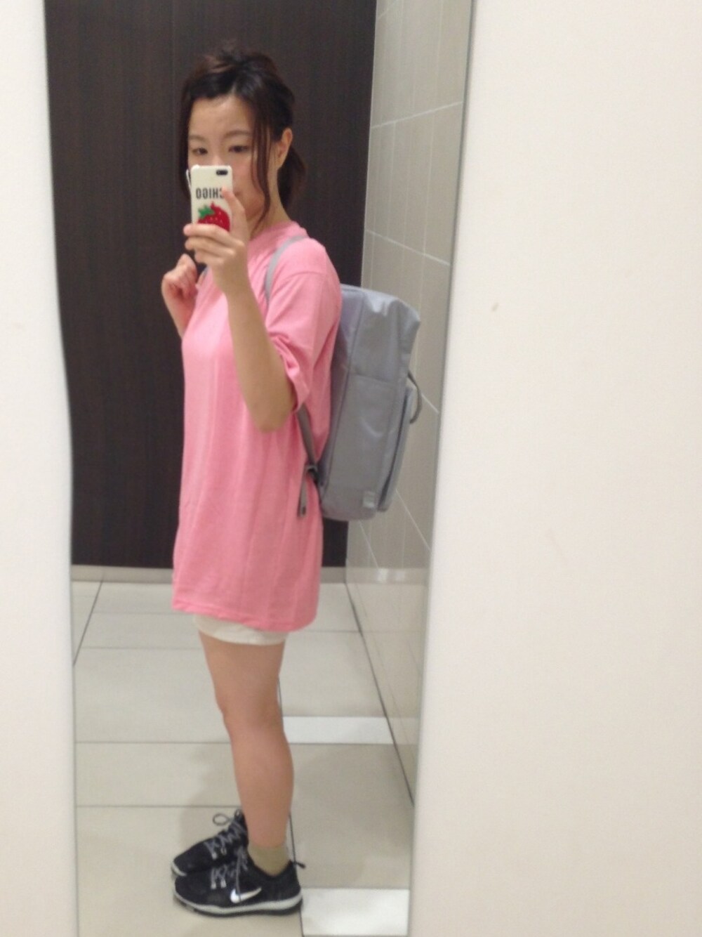 「メンズＴシャツ、バックパック、ラフスタイル、ピンク」｜「UNIQLOのアイテム（Tシャツ/カットソー、ピンク系）」を使った、ui▷◁さん（レディース・155cm）の夏コーディネートの1枚目の写真