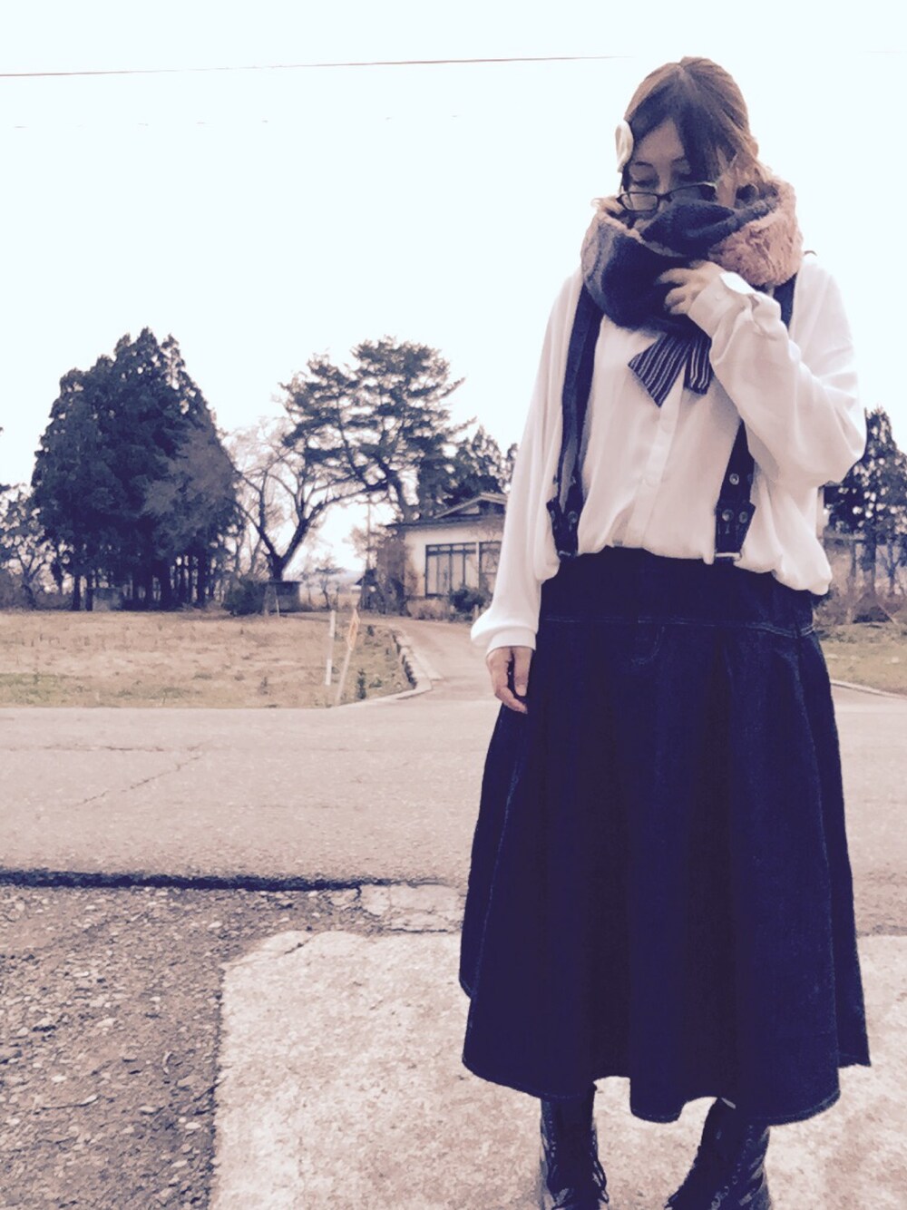 「テロテロ、デニムスカート、サロペット、サロペットスカート、Dr.Martens、mercibeaucoup,、スヌード」｜「no brandのアイテム（シャツ/ブラウス、ホワイト系）」を使った、miccoさん（レディース・159cm）の冬コーディネートの1枚目の写真