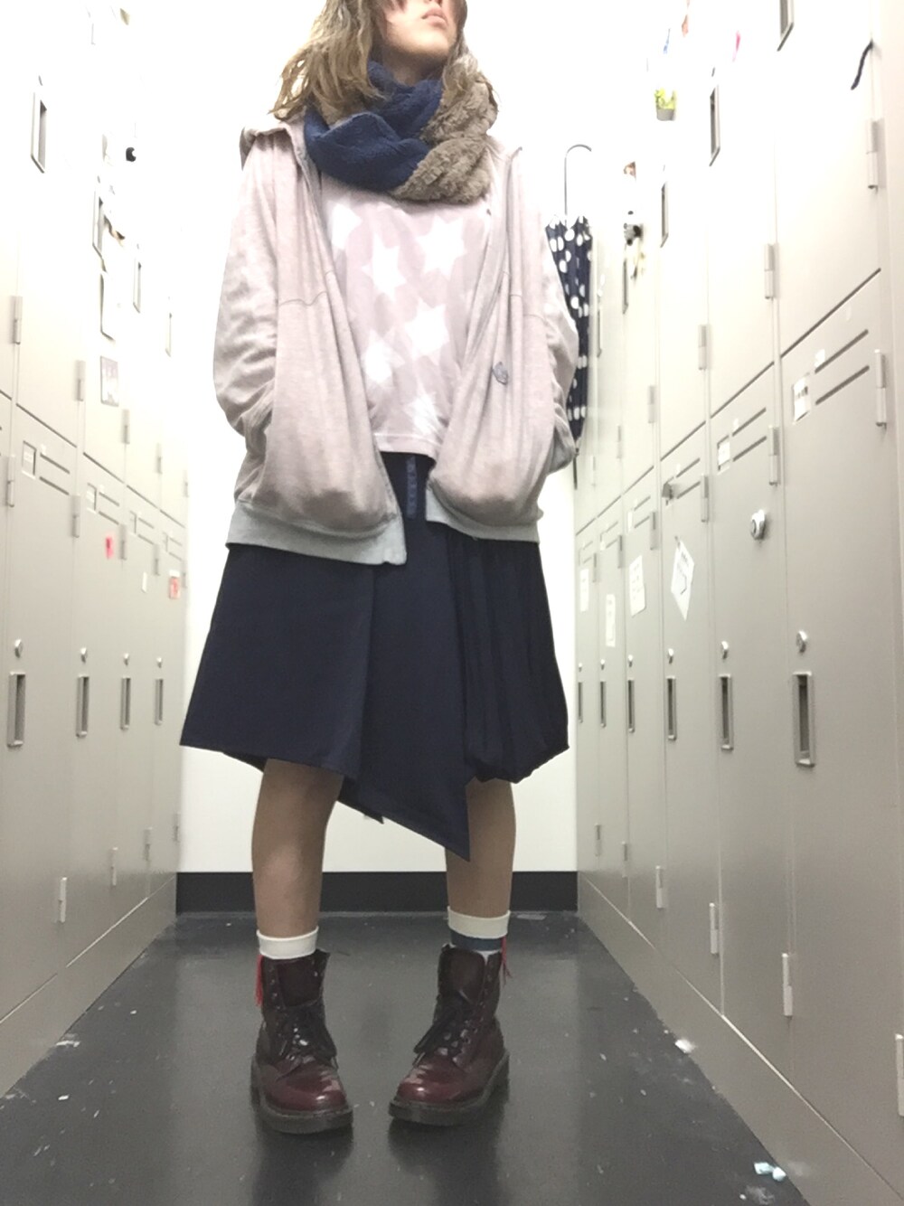 「ネイビー×ピンク、アシンメトリースカート、変形スカート、プリーツスカート、Dr.Martens」｜「no brandのアイテム（スカート、その他）」を使った、miccoさん（レディース・159cm）の冬コーディネートの1枚目の写真