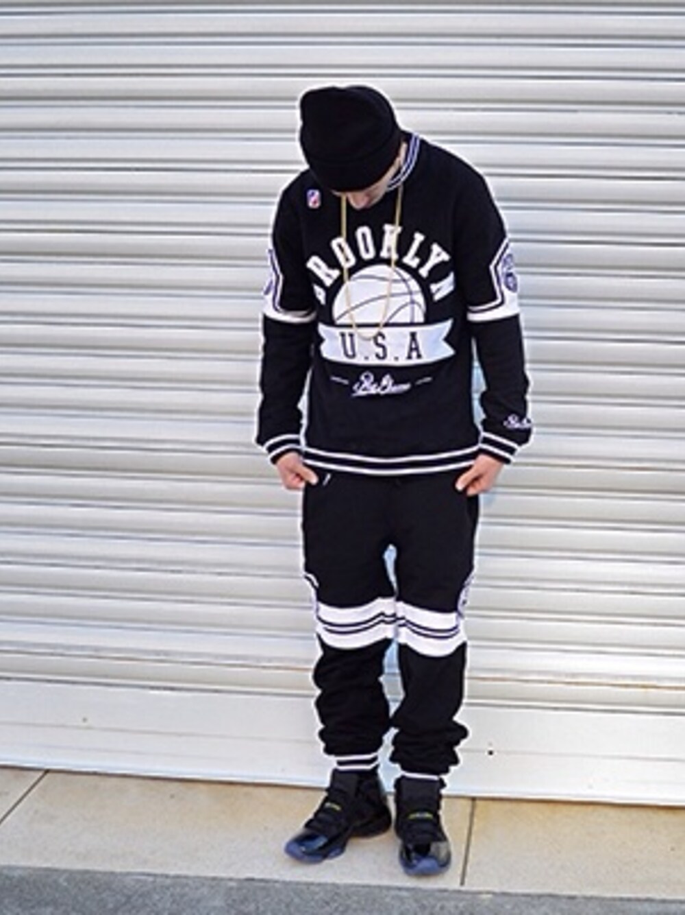 「NY、Jordan、PostGame」｜「Post Game NYC Shooter crewneck sweat（スウェット、ブラック系）」を使った、RAYさん（メンズ・176cm）の冬コーディネートの1枚目の写真