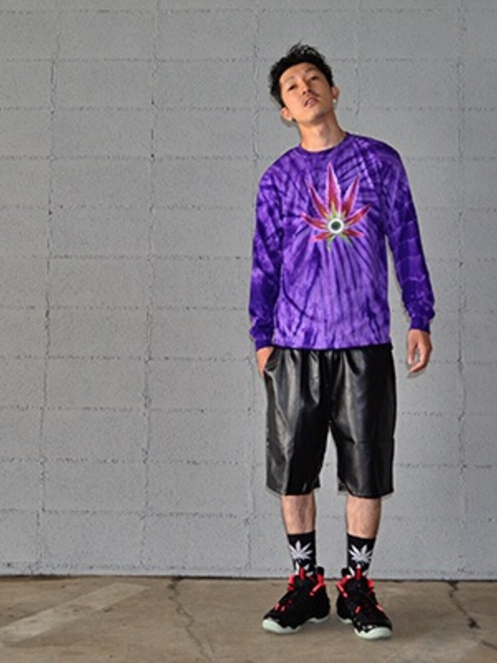 「ショートパンツ、yeezy、ポジット、ロングTシャツ、b.wood」｜「NIKEのAir Foamposite pro  ”Yeezy”（スニーカー、ブラック系）」を使った、RAYさん（メンズ・176cm）の春コーディネートの1枚目の写真