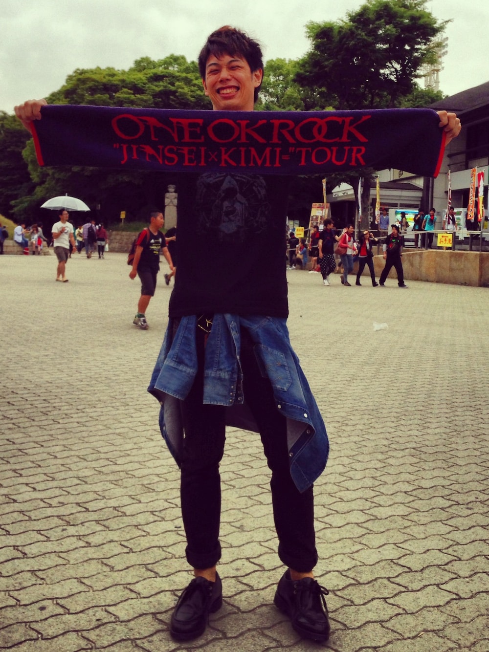 「デニムシャツ、バンドT、ライブTシャツ、ONE OK ROCK」｜「アイテム（Tシャツ/カットソー、ブラック系）」を使った、yyyさん（メンズ・177cm）の春コーディネートの1枚目の写真