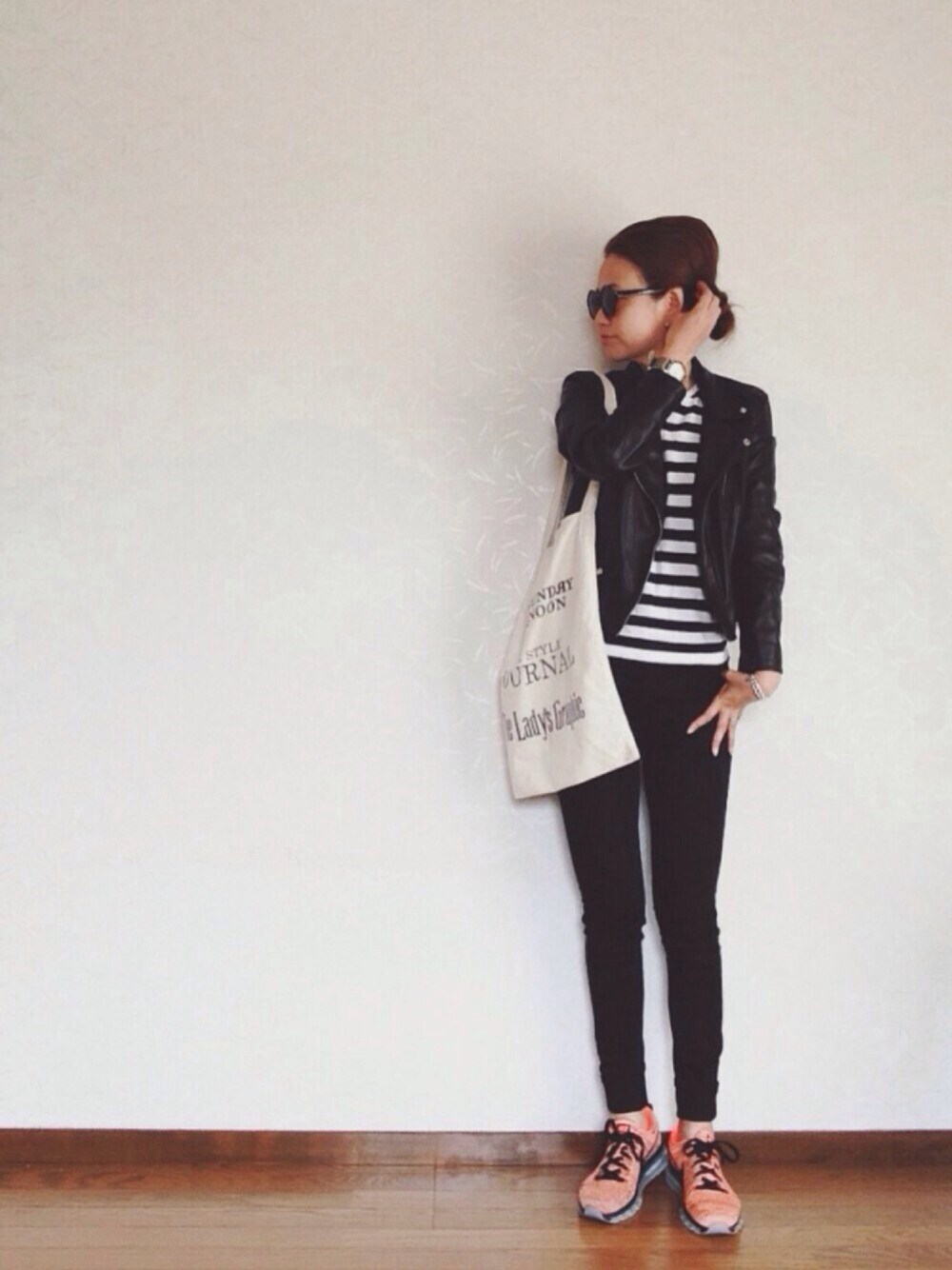 ブラック系のライダースジャケット、その他のTシャツ/カットソー、ブラック系のデニムパンツを着用したレディースの春コーディネートの1枚目の写真