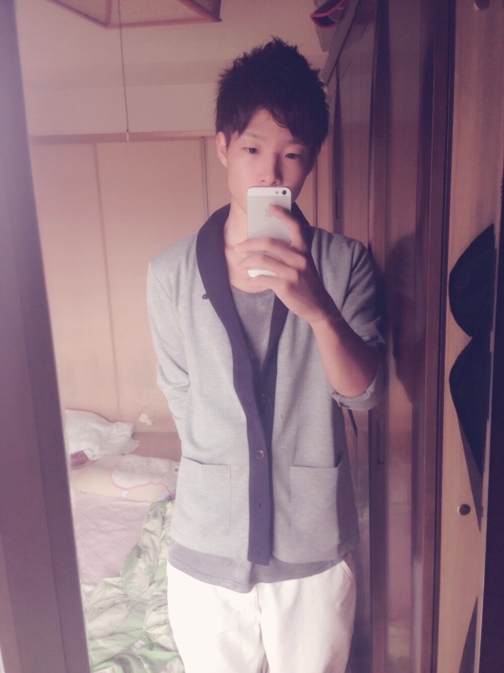 グレー系のテーラードジャケット、グレー系のTシャツ/カットソー、ホワイト系のその他パンツを着用したメンズの秋コーディネートの1枚目の写真