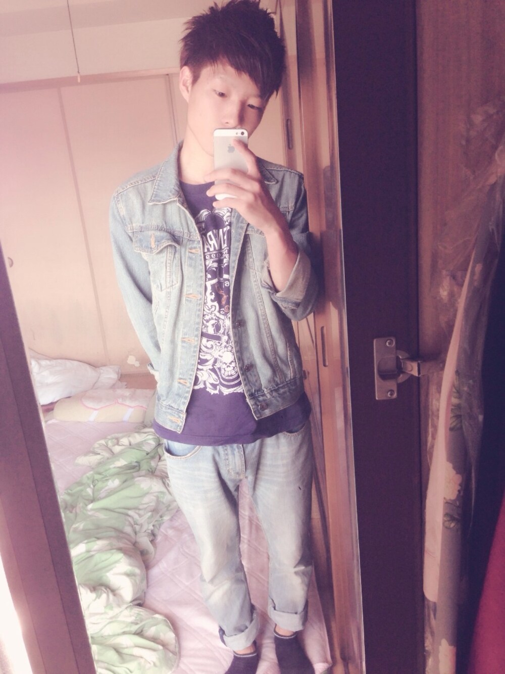 ブルー系のデニムジャケット、ブルー系のTシャツ/カットソー、ブルー系のデニムパンツを着用したメンズの秋コーディネートの1枚目の写真