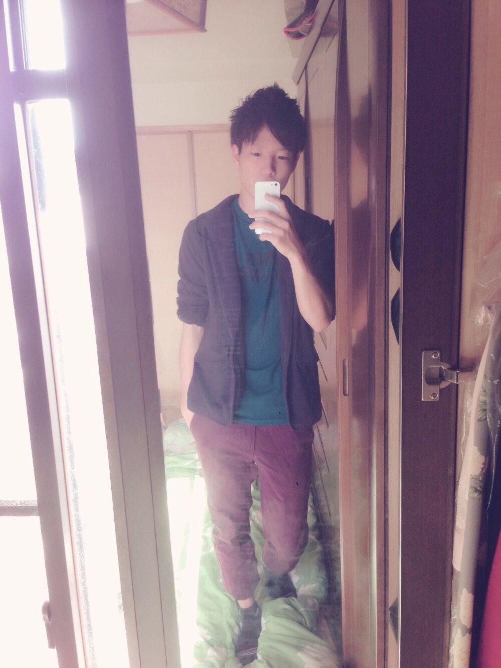 レッド系のカーゴパンツ、グリーン系のシャツ/ブラウス、ブルー系のブルゾンを着用したメンズの秋コーディネートの1枚目の写真