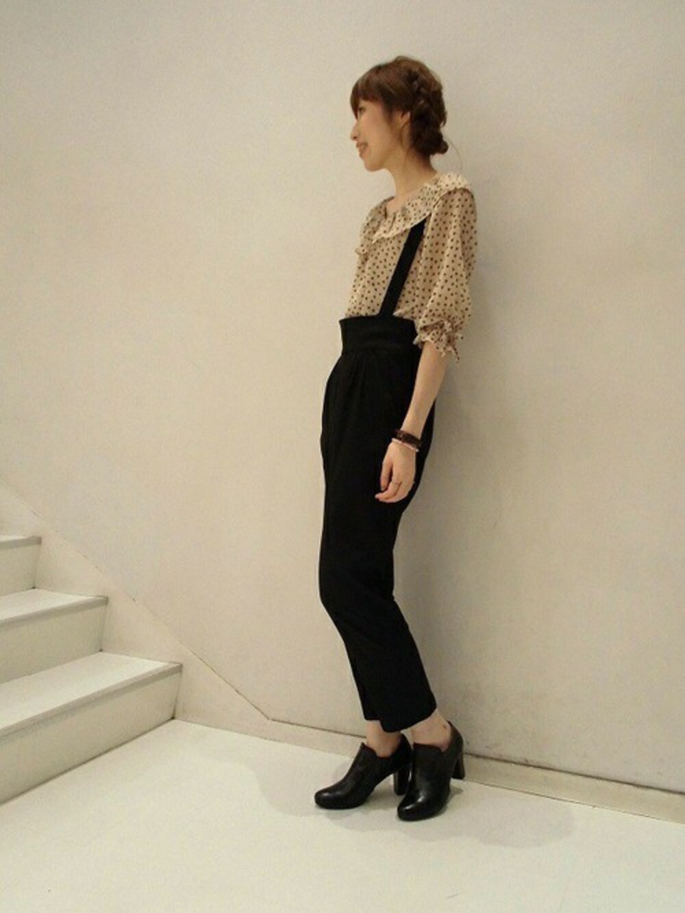 「ブラウス、ブーティ、Ray BEAMS、flower、サスペンダーパンツ、みつあみ」｜「SHOE BAR DeesseのLexxModa（レックス モーダ）/HC239-2　ブーティパンプス（ブーティ、ブラック系）」を使った、Sallyさん（レディース・162cm）の秋コーディネートの1枚目の写真
