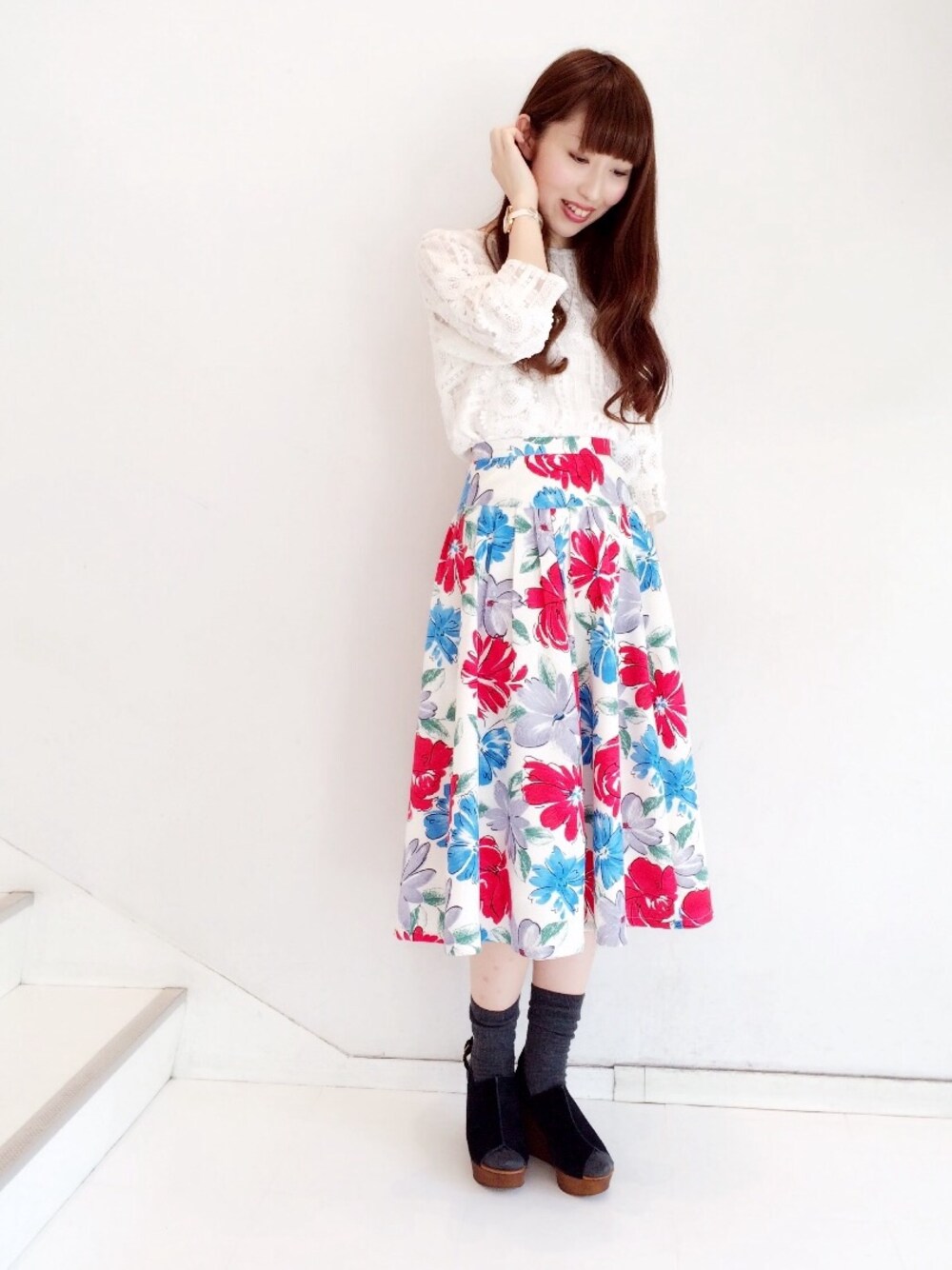「靴下 × サンダル、フレアスカート、ウェッジソール、レーストップス、花柄 スカート、Another Edition、Lily Brown」｜「SHOE BAR DeesseのCHIARA(キアラ)/8957　オープントゥウェッジサンダル（サンダル、ブラック系）」を使った、Sallyさん（レディース・162cm）の春コーディネートの1枚目の写真