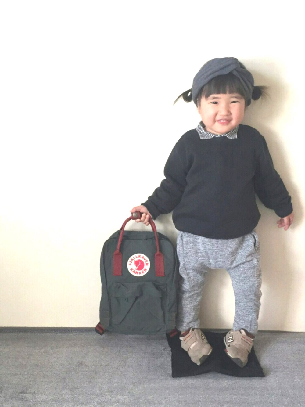 「女の子、キッズファッション、モノトーンコーデ、ギンガムチェックシャツ、サルエルパンツ、カンケンミニ、ニューバランス、ヘアバンド、娘コーデ」｜「BeBeのアイテム（シャツ/ブラウス、ブラック系）」を使った、JURIさん（キッズ・90cm）の冬コーディネートの1枚目の写真
