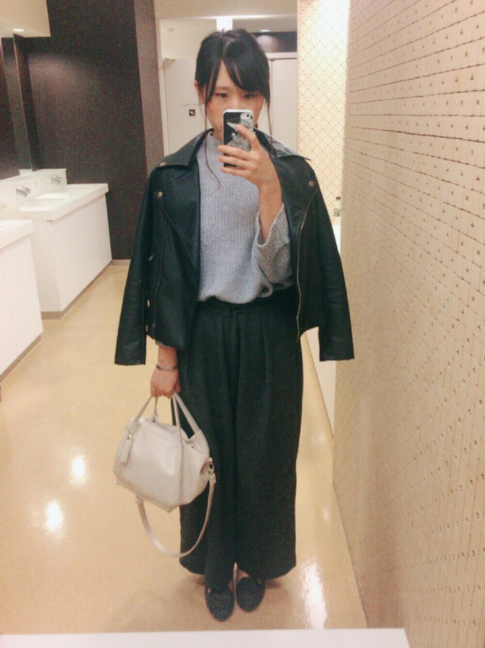 「ライダース、ワイドパンツ、一人映画」｜「PAGEBOYのフェイクレザーライダースブルゾン（ライダースジャケット、ブラック系）」を使った、こみちさん（レディース・156cm）の秋コーディネートの1枚目の写真